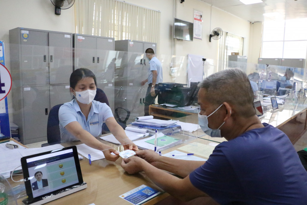 Chỉ mất 15 phút xử lý thủ tục hành chính tại Trung tâm Hành chính công TX Đông Triều, ông Phạm Văn Muôn đã được cấp lại mới thẻ bảo hiểm y tế.