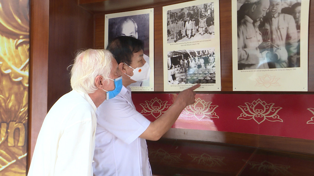 Du khách tham quan không gian lưu niệm về Bác Hồ.