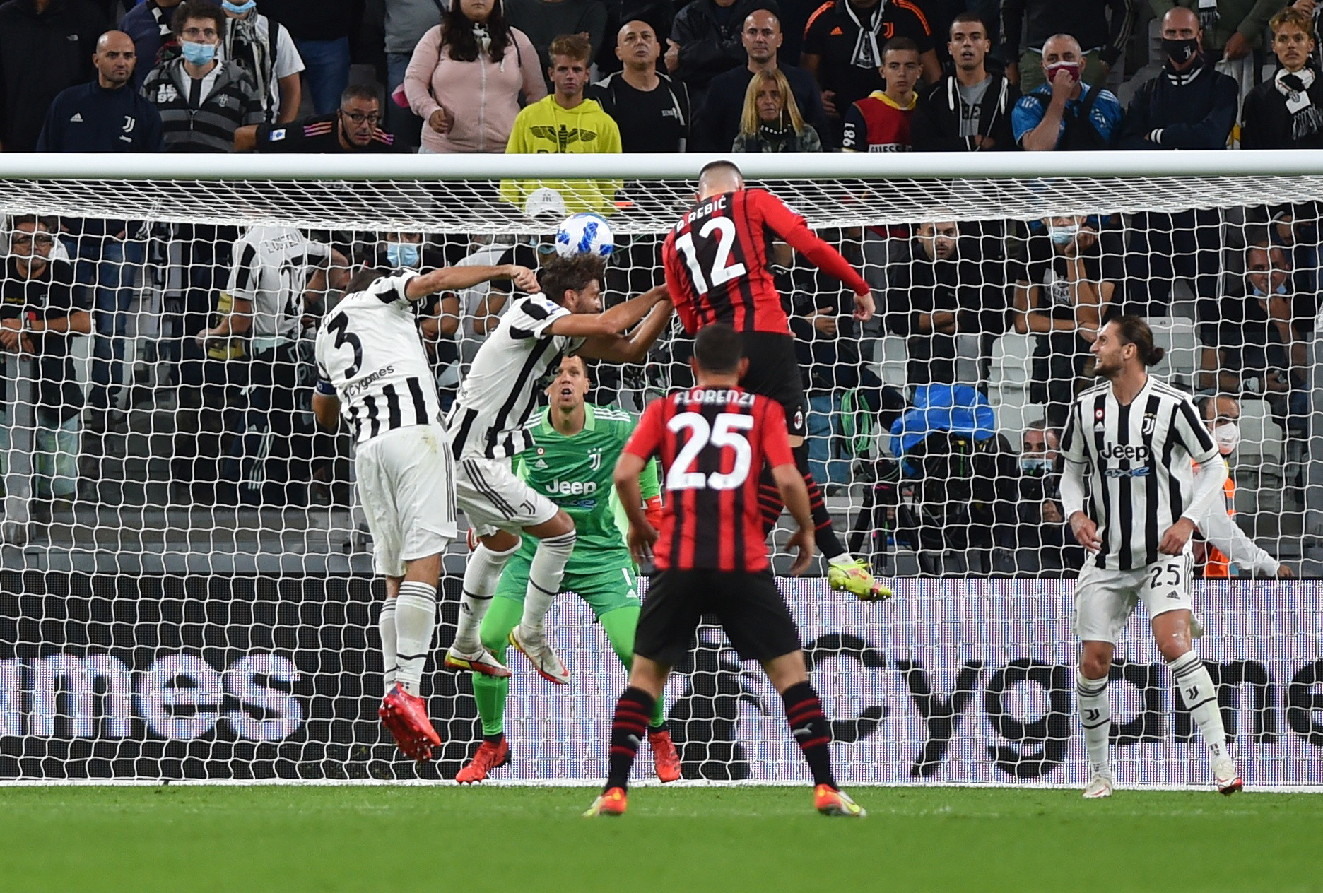 Tình huống tiền đạo Ante Rebic (số 12) đánh đầu tung lưới Juventus, gỡ hòa 1-1 cho Milan