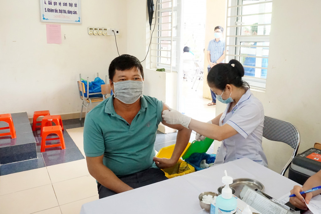 Người dân điểm tiêm xã Nam Sơn, huyện Ba Chẽ phấn khởi khi được tiêm vắc xin phòng Covid-19.