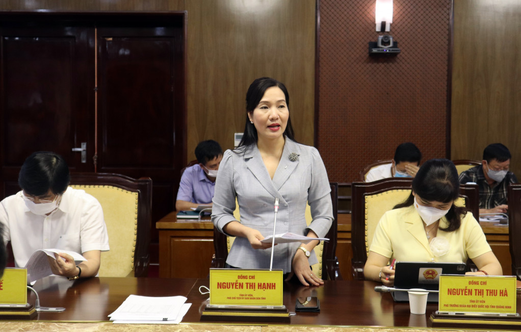 Đồng chí Nguyễn Thị Hạnh, Phó Chủ tịch UBND tỉnh báo cáo công tác phòng chống dịch Covid-19 tại cuộc họp. 
