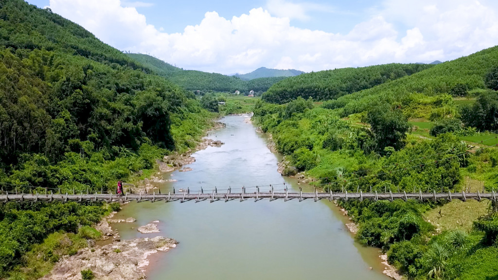 Cầu treo bắc ngang sông.