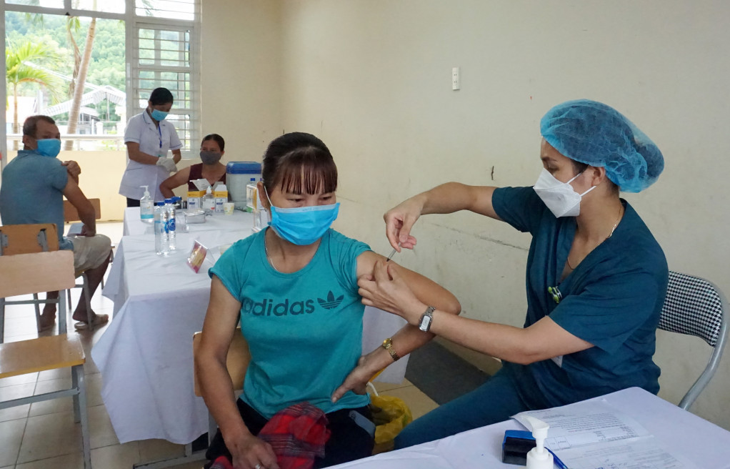 Cán bộ y tế tiêm vắc-xin phòng Covid-19 cho người dân xã Nam Sơn (huyện Ba Chẽ).