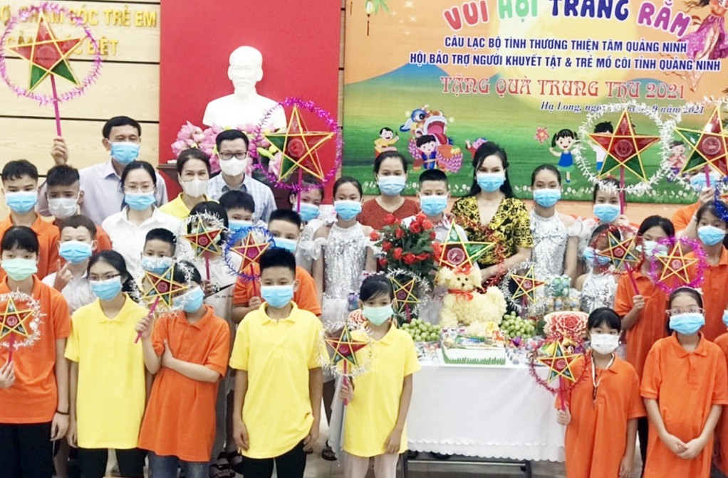 Lãnh đạo Hội Bảo trợ NKT-TMC tỉnh tặng quà và vui Tết Trung thu cùng các cháu học sinh hoàn cảnh đặc biệt tại Cơ sở Bảo trợ, Chăm sóc Trẻ em có hoàn cảnh đặc biệt tỉnh.