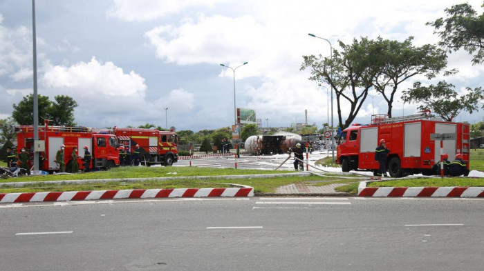 Nghẹt thở cứu hộ xe đầu kéo chở 20 tấn gas bị lật tại Đà Nẵng 2