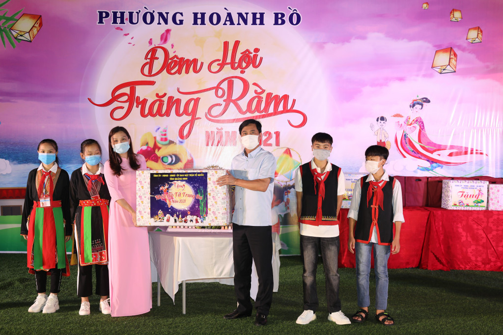On behalf of the provincial leaders, Chairman Nguyen Tuong Van presented gifts to the local children.