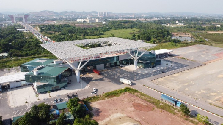 Hạ tầng Cầu Bắc Luân 2 và đường dẫn được đầu tư, thúc đẩy hoạt động XNK hàng hóa, giao thương với Trung Quốc.