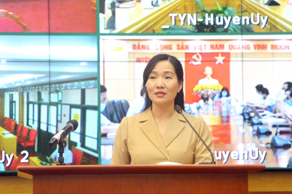 Đồng chí Nguyễn Thị Hạnh, Phó Chủ tịch UBND tỉnh báo cáo kết quả thực hiện chiến dịch tiêm chủng diện rộng phòng Covid-19 mũi 1.