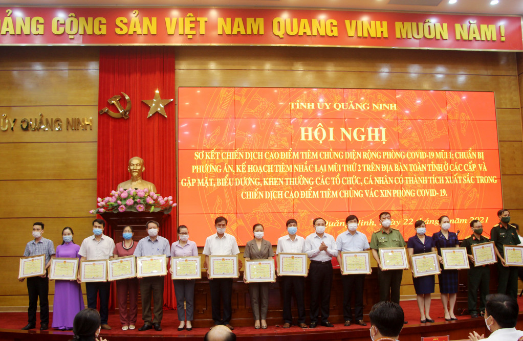 Đồng chí Bí thư Tỉnh ủy, Chủ tịch HĐND tỉnh trao Bằng khen cho các tập thể có thành tích xuất sắc.