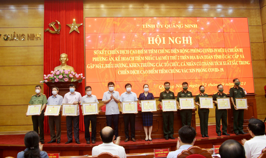 Đồng chí Ngô Hoàng Ngân, Phó Bí thư Thường trực Tỉnh ủy, Trưởng Đoàn ĐBQH tỉnh trao Bằng khen cho các cá nhân có thành tích xuất sắc.