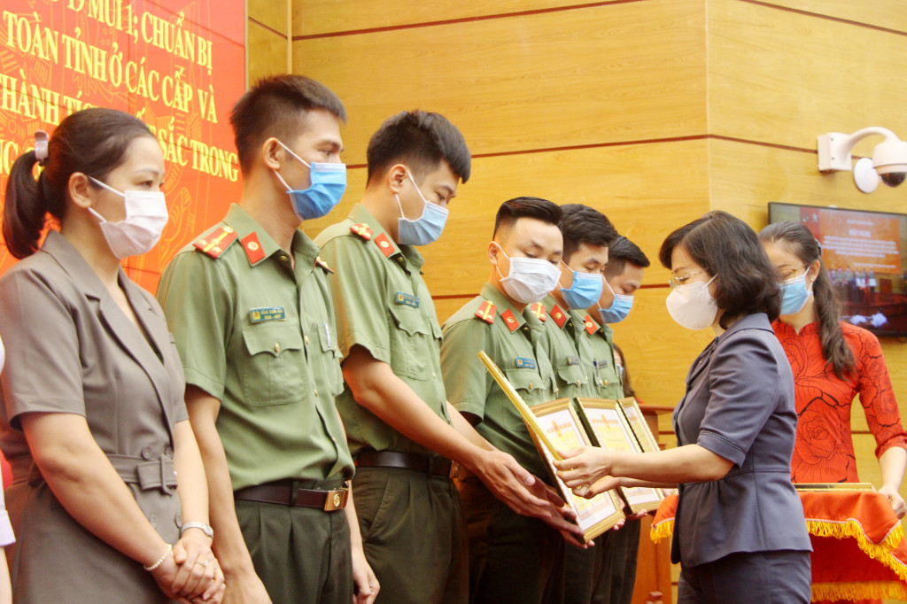 Đồng chí Trịnh Thị Minh Thanh, Phó Bí thư Tỉnh ủy, Phó Chủ tịch Thường trực HĐND tỉnh trao Bằng khen cho các cá nhân có thành tích xuất sắc.