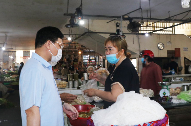 Bí thư Thành ủy Uông Bí Nghiêm Xuân Cường nhắc nhở bà con tiểu thương chợ Thanh Sơn thực hiện đúng quy định 5K.