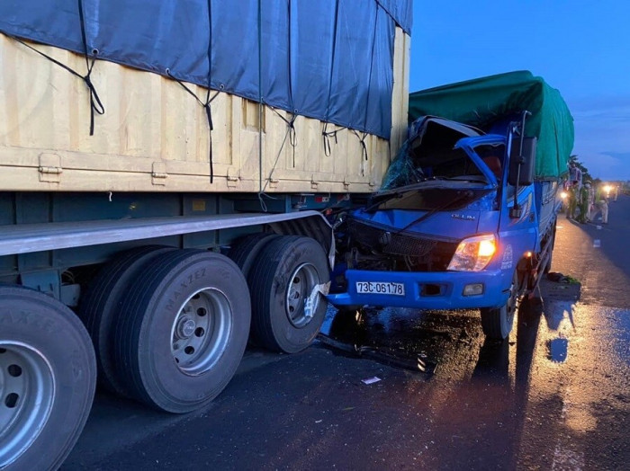 Tai nạn ở Quảng Trị: Ô tô tải đâm xe đầu kéo, phụ xe tử vong trong ca bin 3