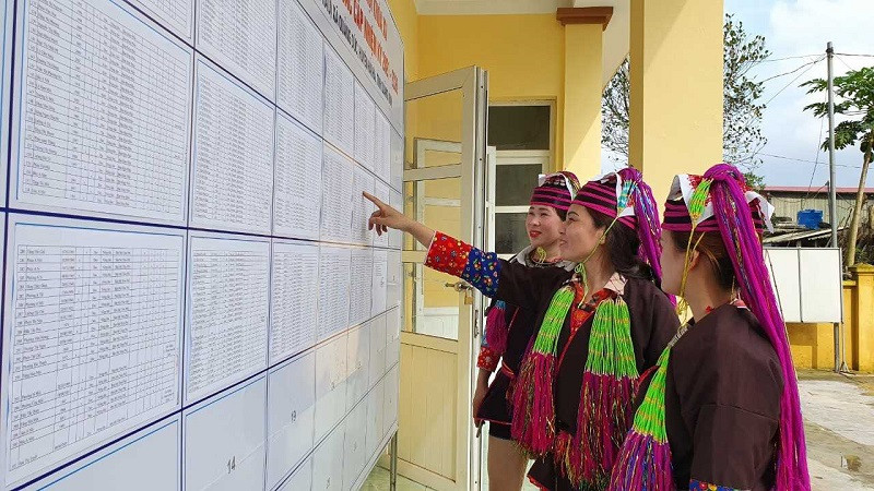 Người dân xã Quảng Đức nô nức đi xem danh sách cử tri tham gia bầu cử được niêm yết tại điểm bầu cử của xã.