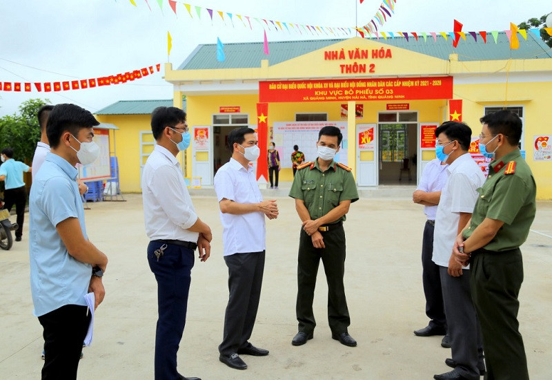 Đồng chí Phó Chủ tịch UBND tỉnh Bùi Văn Khắng kiểm tra công tác chuẩn bị tại Khu vực bỏ phiếu số 3 (thôn 2, xã Quảng Minh).