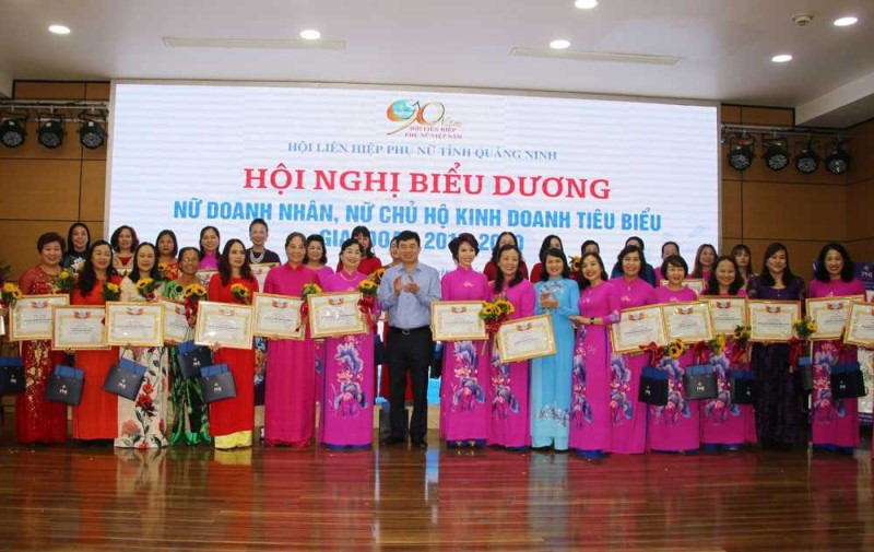 Đồng chí Ngô Hoàng Ngân, Phó Bí thư Thường trực Tỉnh ủy, trao Bằng khen cho 34 nữ doanh nhân, nữ chủ hộ có thành tích xuất sắctrong thi đua phát triển kinh tế và phong trào phụ nữ giai đoạn 2016 - 2020.
