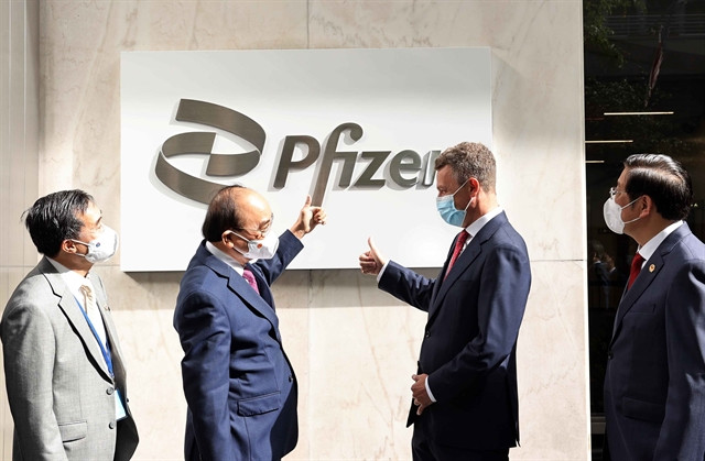 Jonathan Selib, Senior Vice President of  Global Policy at Pfizer (right) welcomes Vietnamese President Nguyễn Xuân Phúc at the New York headquarters. 