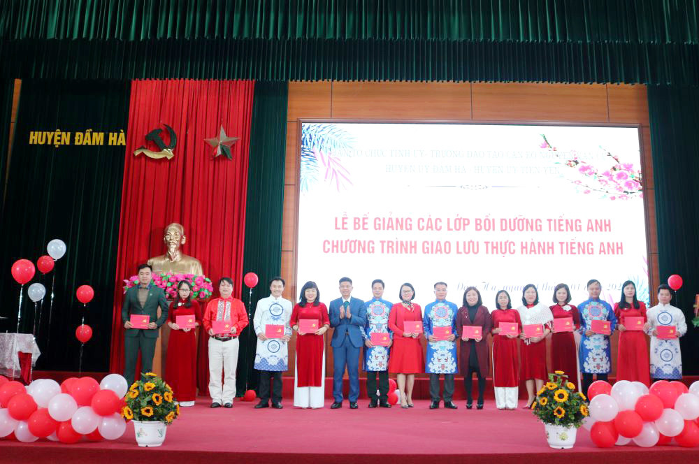 Lãnh đạo Trường Đào tạo cán bộ Nguyễn Văn Cừ trao giấy chứng nhận bồi dưỡng tiếng Anh cho các học viên tại huyện Đầm Hà, tháng 1/2021.