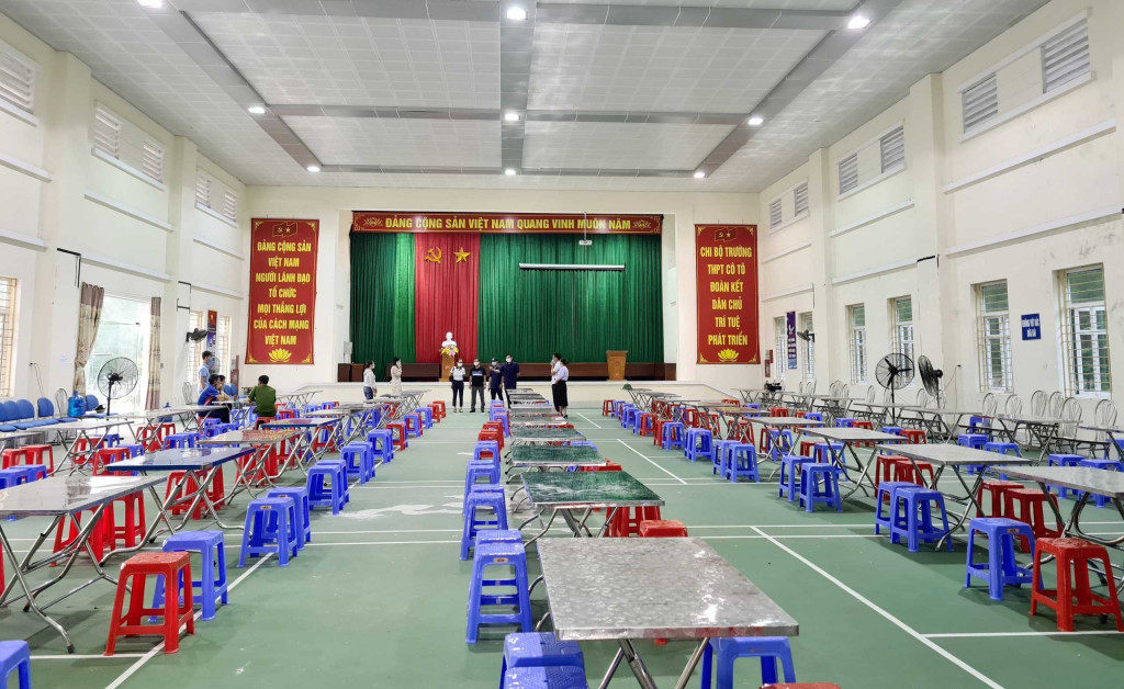 Huyện Cô Tô chuẩn bị cơ sở vật chất để triển khai đợt cao điểm tiêm vắc-xin mũi 1, ngày 12/9/2021. Ảnh: Trung tâm TT-VH Cô Tô