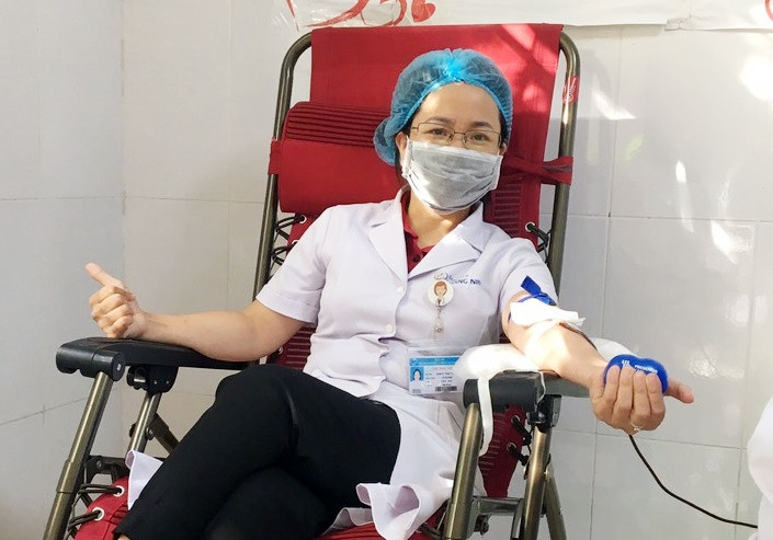 Bác sĩ Khúc Thị Ngắm tham gia hiến máu tại Bệnh viện Sản Nhi Quảng Ninh, tháng 5/2021.