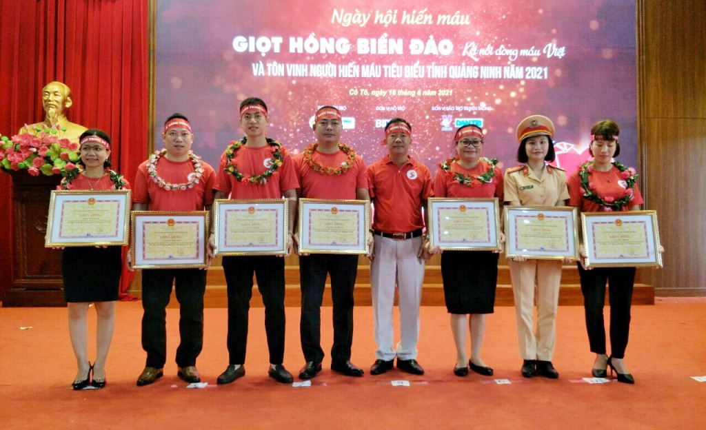 Bác sĩ Khúc Thị Ngắm (ngoài cùng bên trái) được UBND tỉnh tôn vinh về thành tích xuất sắc trong phong trào hiến máu tình nguyện năm 2021.