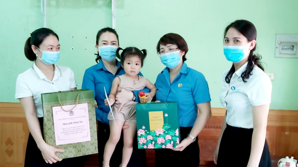 Công đoàn ngành Y tế thăm, tặng quà trung thu cho gia đình điều dưỡng Tô Xuân Trọng.