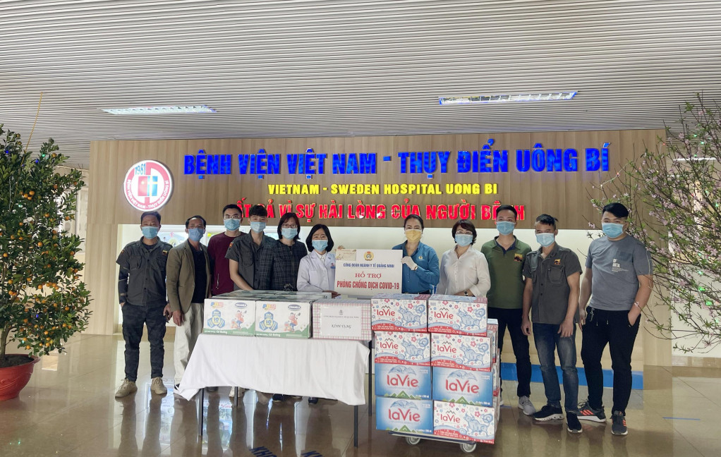 Cán bộ Công đoàn ngành Y tế tặng quà các y bác sĩ Bệnh viện Việt Nam-Thụy Điển.