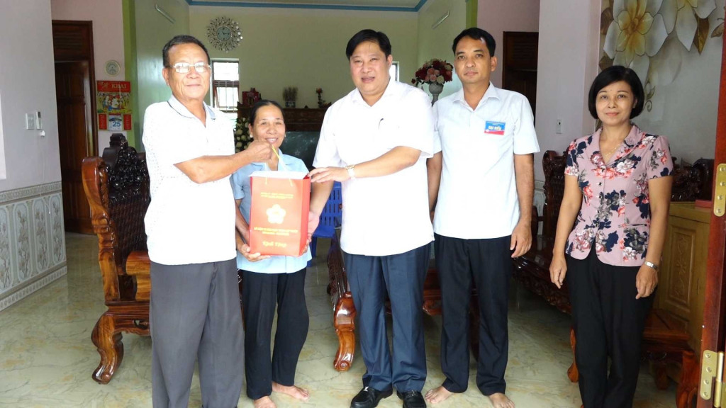 Đồng chí Đỗ Khánh Tùng thăm, tặng quà thương binh tại thôn Làng Mô, xã Đồn Đạc.