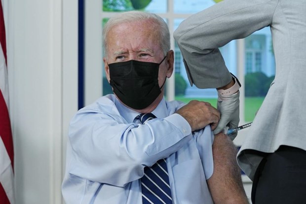 Tong thong My Joe Biden tiem mui vaccine COVID-19 thu 3 hinh anh 1
