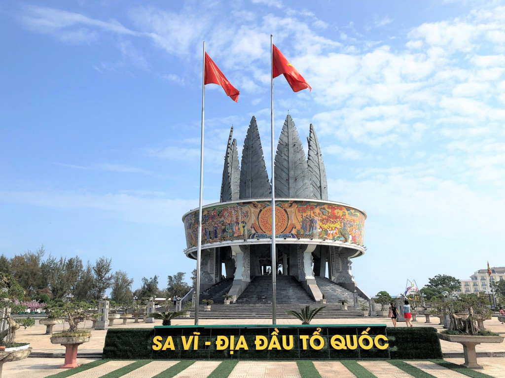 Vietnam’s northeastern-most point, Sa Vi cape in Mong Cai city, is a destination for adventure lovers.