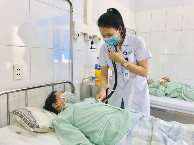 Bác sĩ  Nguyễn Thị Tươi – Khoa Nội Tổng hợp, Bệnh viện Bãi Cháy thăm khám cho bệnh nhân sốt xuất huyết . Ảnh: Mạc Thảo (Bệnh viện Bãi Cháy)
