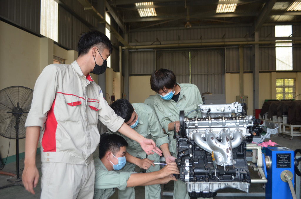 Sinh viên Trường Cao đẳng Việt-Hàn Quảng Ninh thực hành sửa chữa thiết bị ô tô.