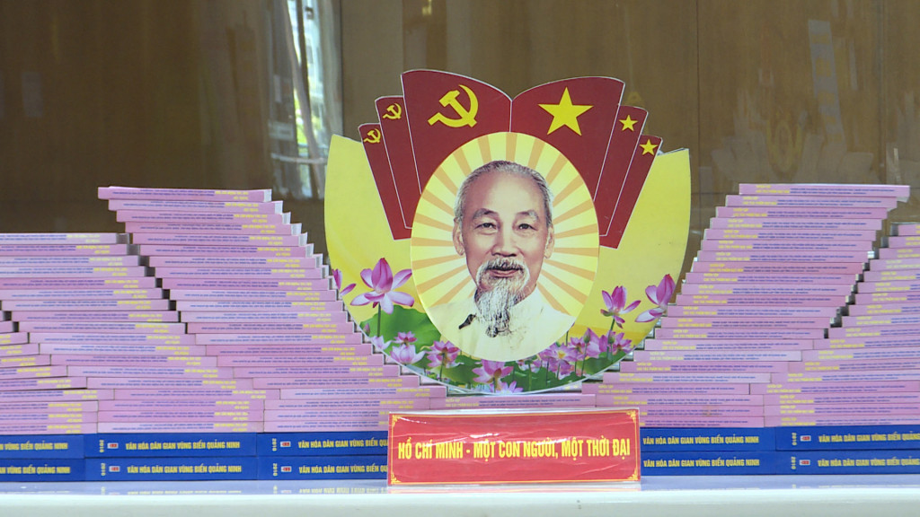 Sách về Bác Hồ được trưng bày tại Thư viện Quảng Ninh.
