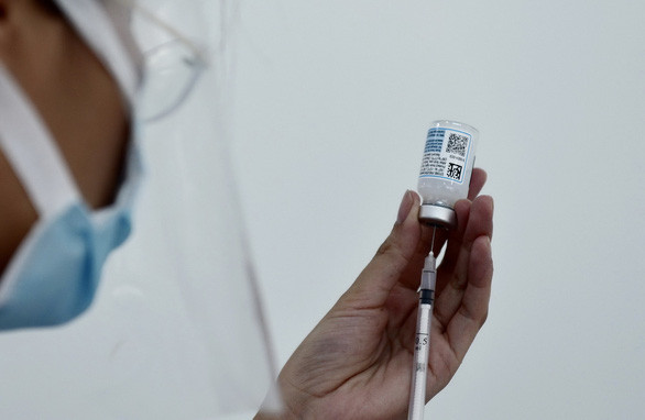 Ca tử vong ở TP.HCM không liên quan chất lượng vắc xin Pfizer - Ảnh 1.