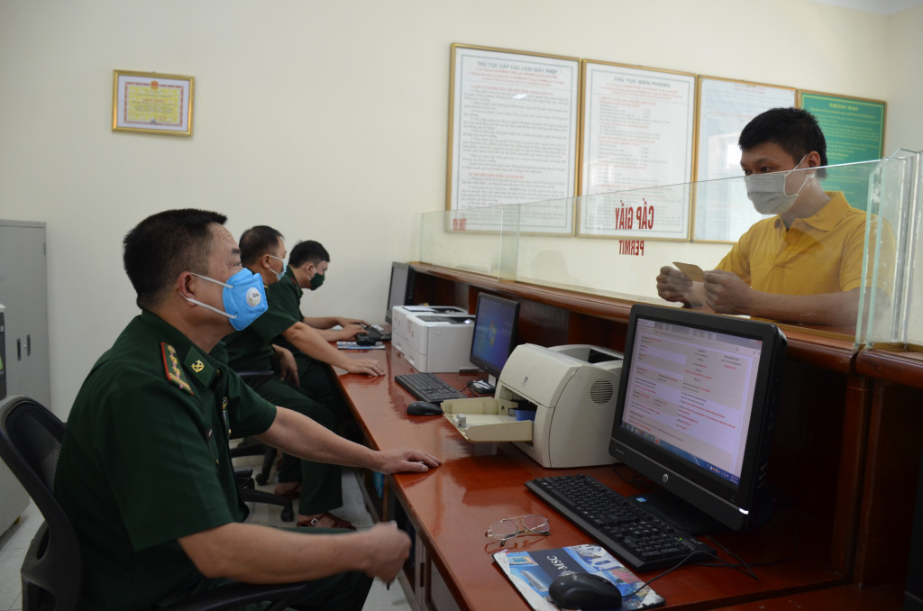  Cán bộ Đội Thủ tục, Đồn BPCK cảng Hòn Gai giải quyết thủ tục XNC cho người dân thông qua mạng Internet. 