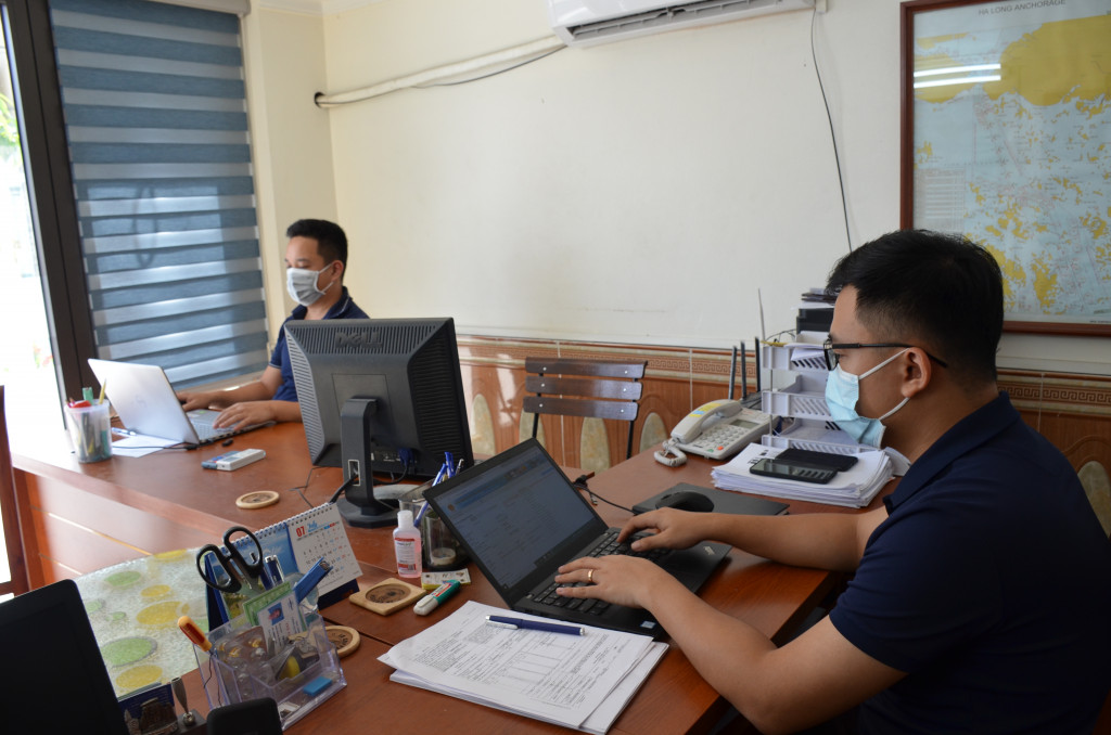 Ông Lưu Anh Tuấn, Giám đốc Công ty CP Thương mại và Logistics BMD, thực hiện các thủ tục XNC cho tàu và thuyền viên qua Cửa khẩu cảng Hòn Gai qua mạng Internet.