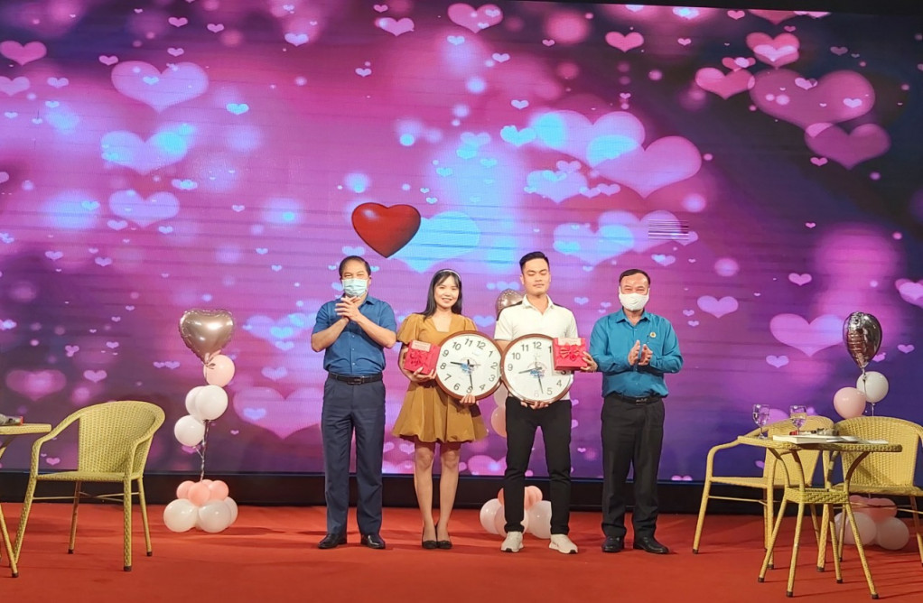LĐLĐ tỉnh, Công đoàn TKV tặng quà cho các cặp đôi tham gia sân chơi Kết nối trái tim.
