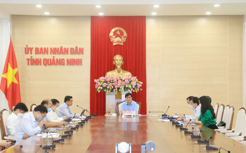 Đồng chí Nguyễn Tường Văn, Chủ tịch UBND tỉnh, chủ trì cuộc họp.