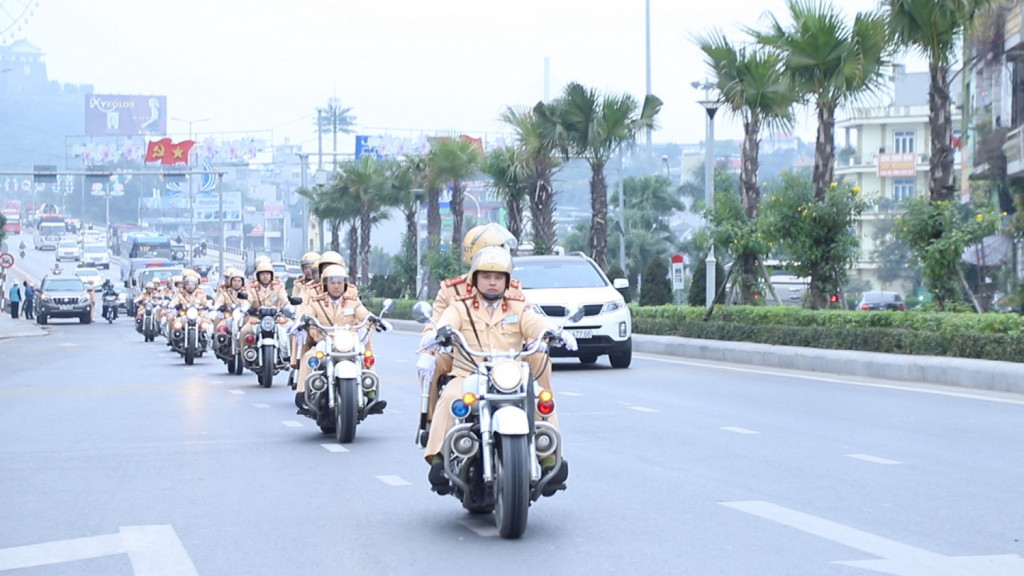 Lực lượng CSGT không ngừng rèn luyện, nâng cao hiệu quả công tác vì nhân dân phục vụ (ảnh đi xe mô tô)