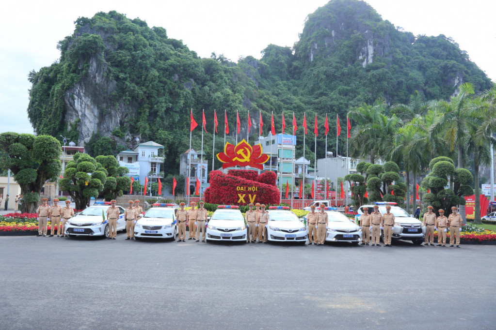 Huy động lực lượng, phương tiện đảm bảo TTATGT tại Đại hội Đảng bộ tỉnh Quảng Ninh lần thứ 23 (ảnh xe ô tô xếp hàng)