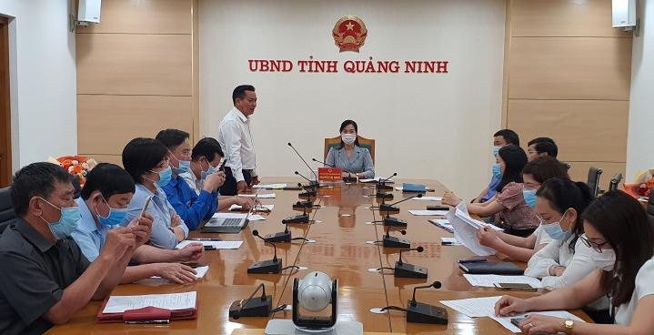 Đồng chí Phó Chủ tịch UBND tỉnh Nguyễn Thị Hạnh chủ trì hội nghị.