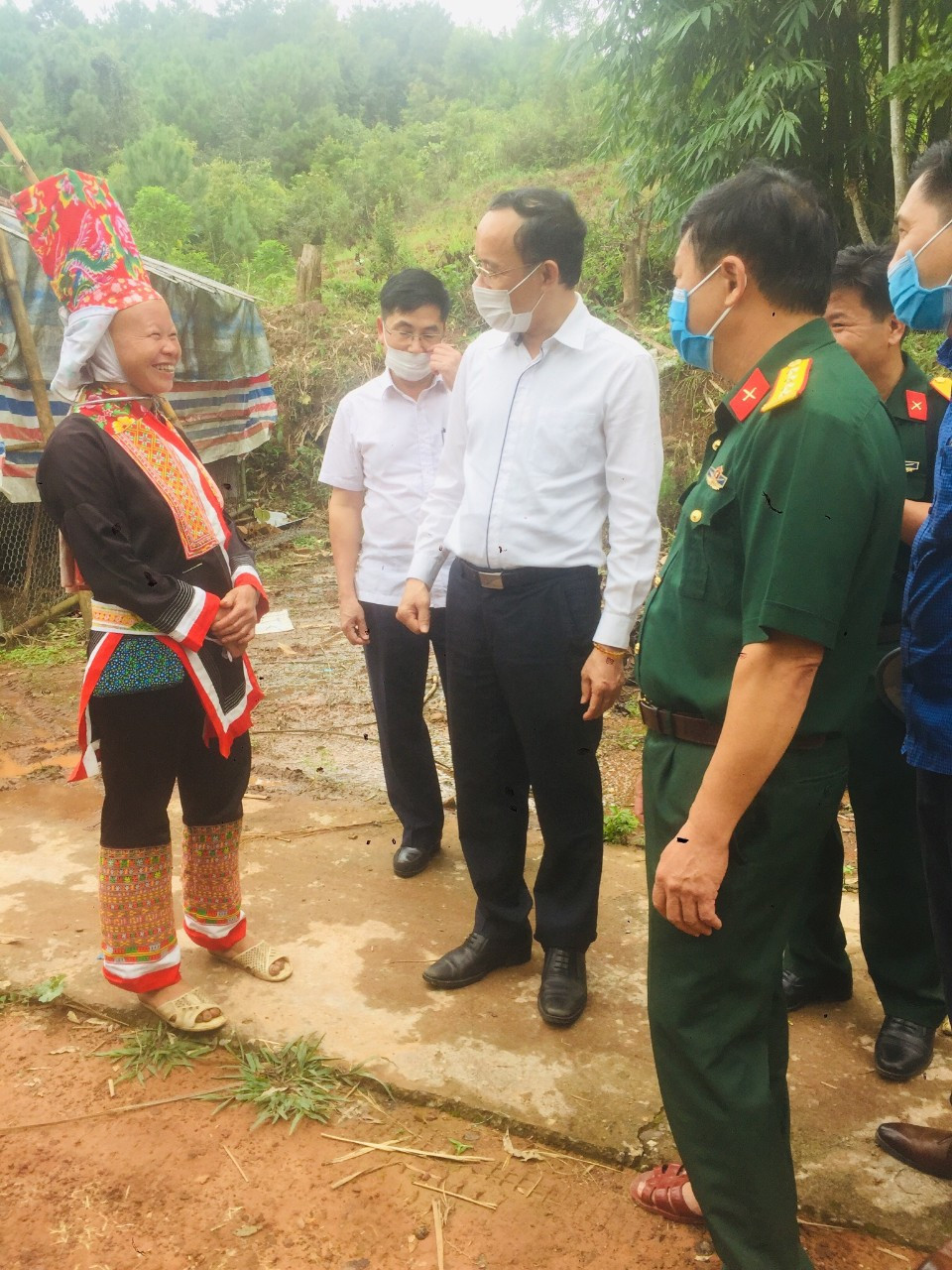 Lãnh đạo huyện Bình Liêu và Đoàn Kinh tế quốc phòng 327 thường xuyên thăm hỏi, động viên người dân bản Trình Tường.