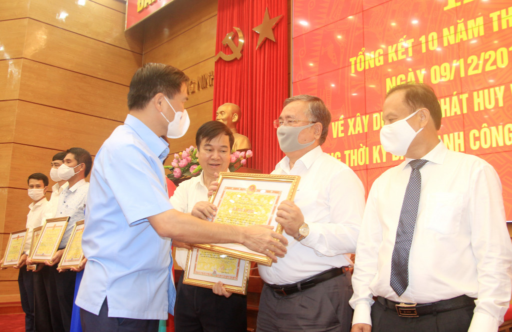 Đồng chí Bùi Văn Khắng, Phó Chủ tịch UBND tỉnh trao tặng Bằng khen của UBND tỉnh cho cá nhân có thành tích xuất sắc trong thực hiện Nghị quyết số 09-NQ/TW.