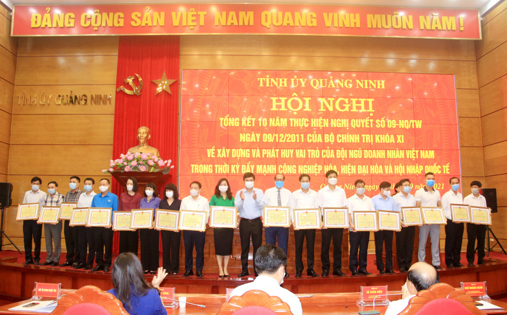 Đồng chí Ngô Hoàng Ngân, Phó Bí thư Thường trực Tỉnh ủy, Trưởng Đoàn ĐBQH tỉnh tặng Bằng khen của UBND tỉnh cho các tập thể có thành tích xuất sắc trong thực hiện Nghị quyết số 09-NQ/TW.