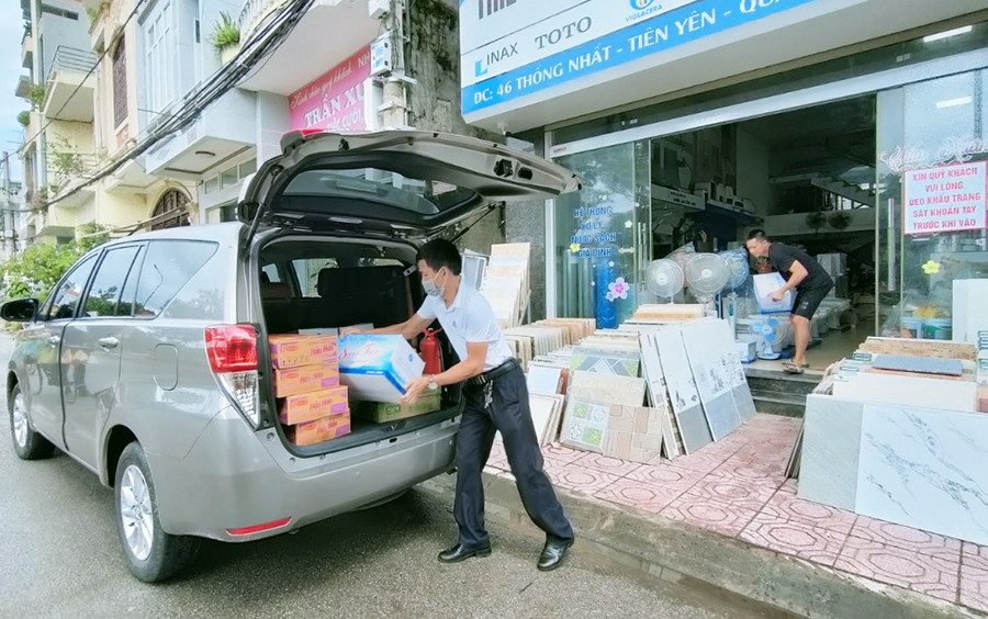Một doanh nghiệp tư nhân tại thị trấn Tiên Yên chuẩn bị nhu yếu phẩm tặng các lực lượng tại các điểm tiêm vắc xin Covid - 19 mũi 1.