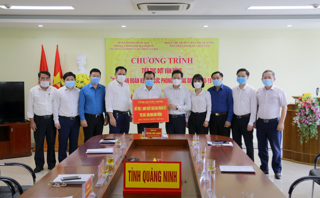 Ủy ban MTTQ tỉnh ủng hộ đợt vận động “Toàn dân đoàn kết, ra sức phòng, chống dịch Covid-19” 1.000 phần quà, tổng trị giá 300 triệu đồng, ngày 16/9/2021. Ảnh: Minh Hà