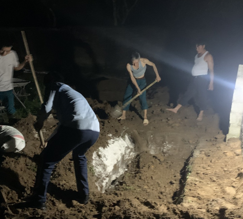 Cơ quan chuyên môn và hộ ông Nguyễn Quốc Thành, khu 5, phường Hải Yên, TP Móng Cái tiến hành tiêu hủy số lợn mắc bệnh bệnh tả lợn Châu Phi vào ngày 28/9/2021. 