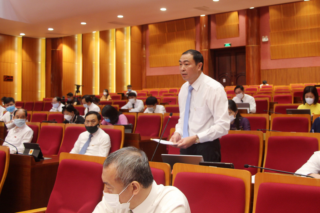 Đại biểu Nguyễn Minh Sơn, tổ đại biểu Tiên Yên-Ba Chẽ tham gia ý kiến tại phiên thảo luận tại kỳ họp