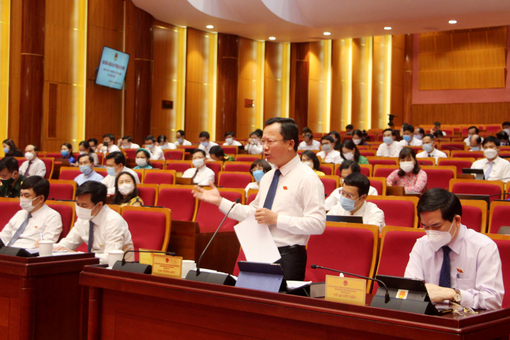 Đồng chí Cao Tường Huy, Phó Chủ tịch Thường trực UBND tỉnh phát biểu tại kỳ họp.