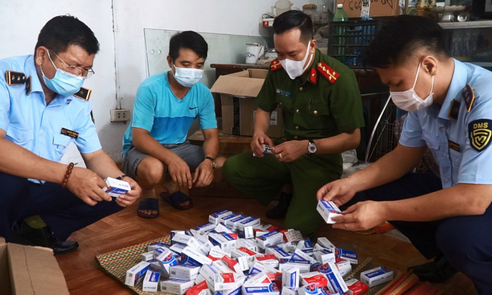 Thu giữ hàng trăm hộp thuốc điều trị Covid-19 không rõ nguồn gốc